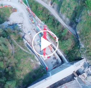 Grúa torre Flat-Top TLS 60 14 de Sáez en las obras de la presa Cassiglio