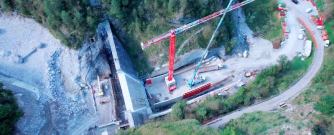 Grúa torre Flat-Top TLS 60 14 de Sáez en las obras de la presa Cassiglio