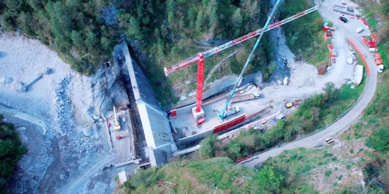 Grúa torre Flat-Top TLS 60 14 de Sáez en las obras de la presa Cassiglio