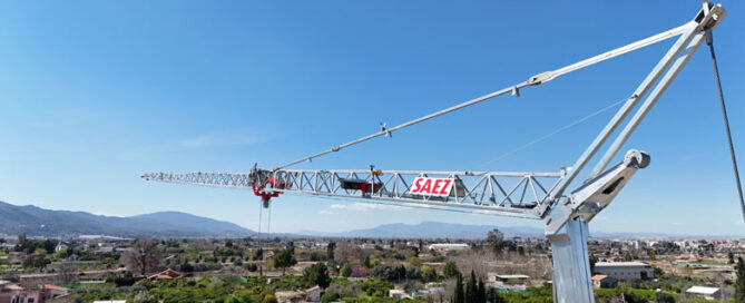 Grúas Sáez presenta la nueva grúa automontante Sáez H32